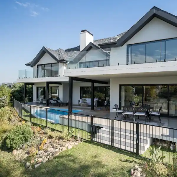 ARCHITECTURAL MASTERPIECE ON A PEACEFUL CUL-DE-SAC