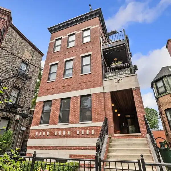 STUNNING EXTRA WIDE DUPLEX DOWN IN LINCOLN PARK