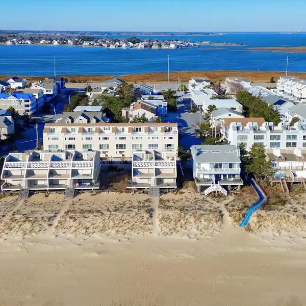 END-UNIT TOWNHOME IN TOWER SHORES