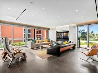 Exquisite Residence at Breakers Row