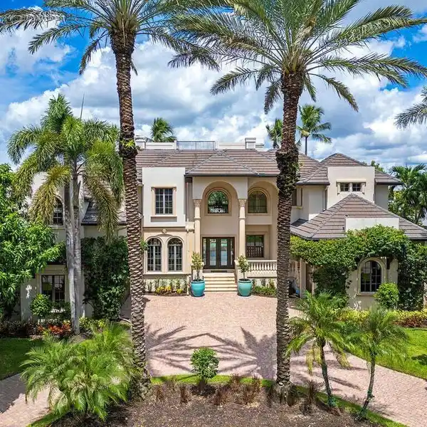 MASTERFULLY DESIGNED HOME IN THE HEART OF COASTAL NAPLES