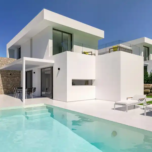 BRIGHT, SPACIOUS HOME OVERLOOKING SEA AND MOUNTAINS