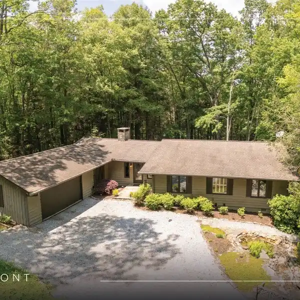 MOUNTAIN LIVING IN PEACEFUL STILLMONT
