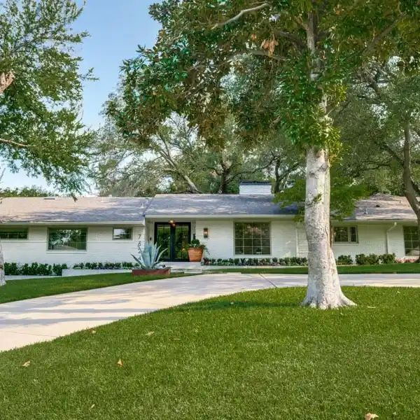 ELEGANT RANCH HOME WITH VAULTED CEILINGS