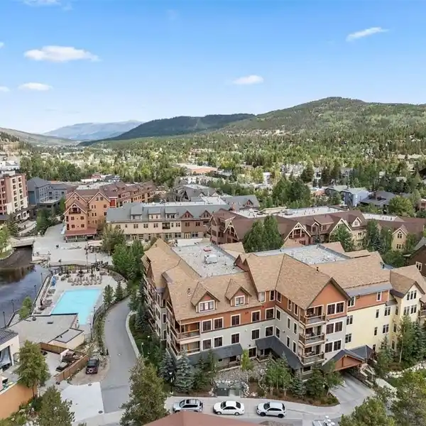 BEAUTIFUL WATER HOUSE RESIDENCE