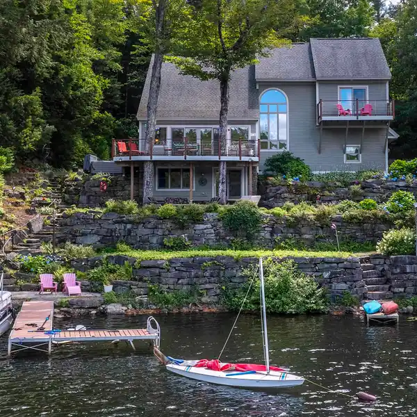 SPECTACULAR LAKEFRONT LIVING