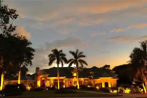 Lakeside Grandeur with Seamless Indoor-Outdoor Living