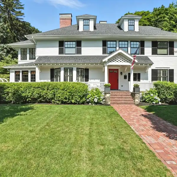 ICONIC ESTATE IN PRIME LOCATION