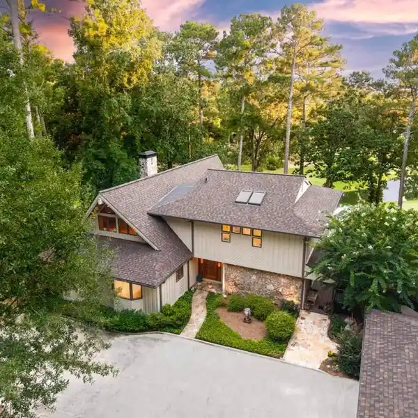 BEAUTIFULLY MAINTAINED GOLF COURSE HOME