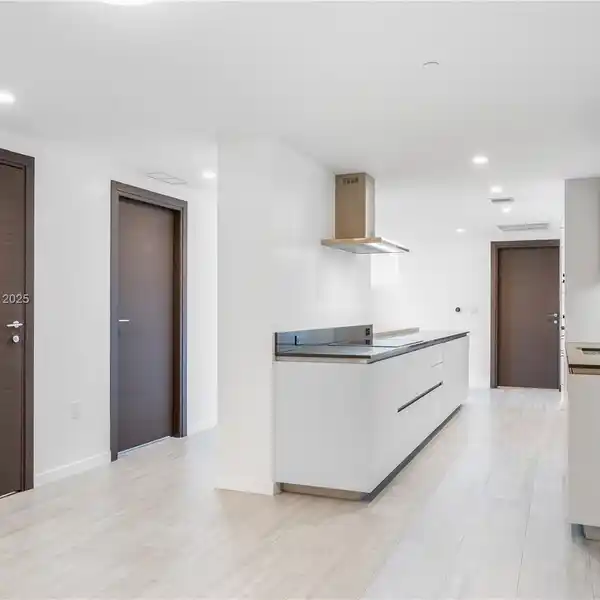 BEAUTIFUL UNIT WITH AMAZING SKYLINE VIEWS
