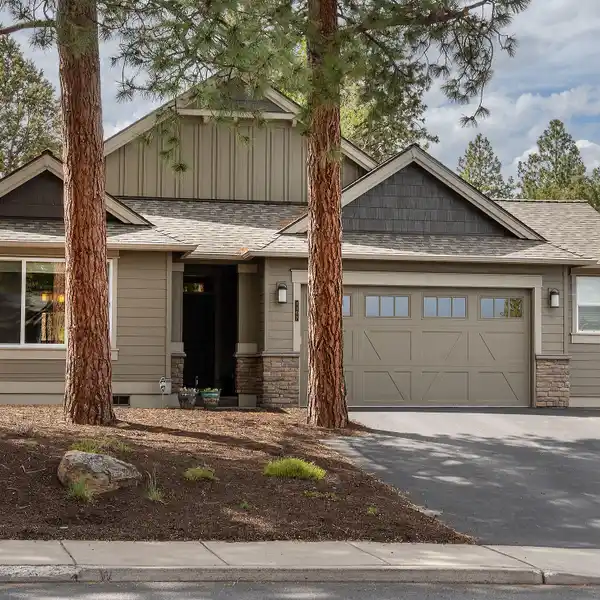 STYLISH SINGLE-LEVEL HOME NEAR DOWNTOWN BEND