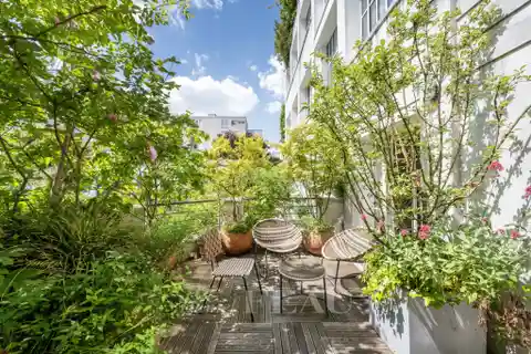 Bright and Peaceful First Floor Apartment