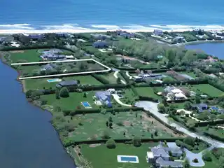 Elegant Southampton Residence with Beautifully Decorated Features