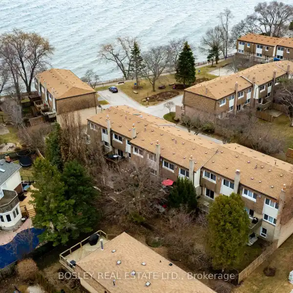 BEAUTIFUL TRANSITIONAL-STYLE LAKE VIEW TOWNHOUSE