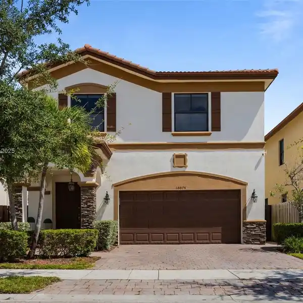 SPACIOUS HOME IN EXCLUSIVE GRAND BAY DORAL