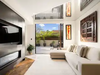 Luxurious Courtyard Apartment in a Boutique Building