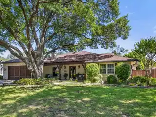 Elegant Home Steps from Colonial Country Club