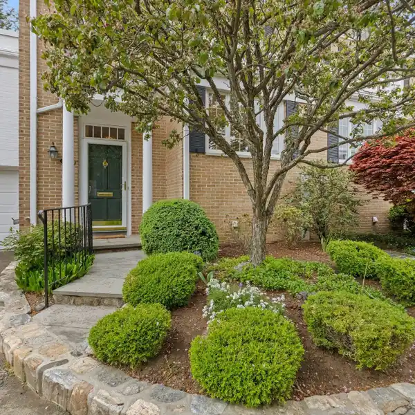 SPACIOUS TURNKEY CONDO