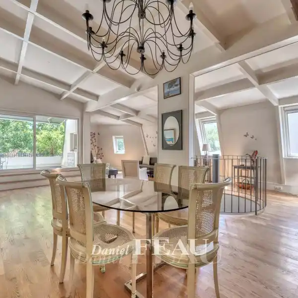 VOLUMINOUS APARTMENT WITH TRANQUIL OUTDOOR SPACE