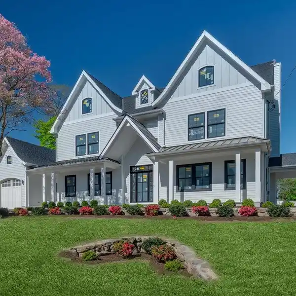 EXTRAORDINARY NEW CONSTRUCTION IN A PRIME LOCATION