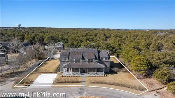 Spectacular Retreat at the End of a Cul-de-sac