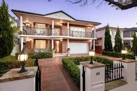 Grand-scale Home with a Flowing Design