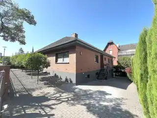 Modern and Updated Bungalow Close to Downtown Bensheim!