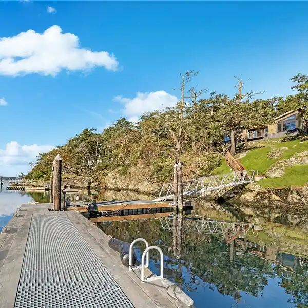 THE PERFECT WATERFRONT RETREAT