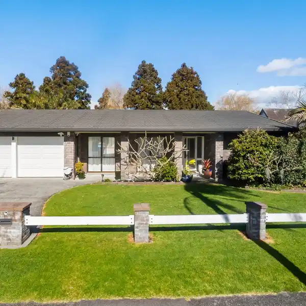 ENTERTAINER’S PARADISE STEPS FROM EASTERN BEACH