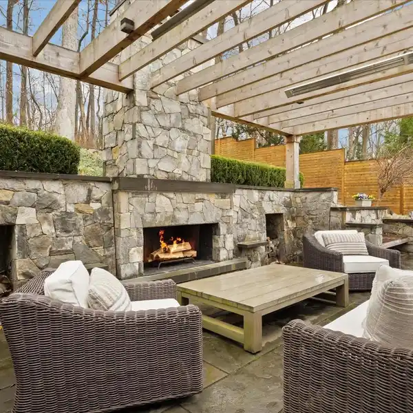 PRIVATE RETREAT WITH RIVER VIEWS