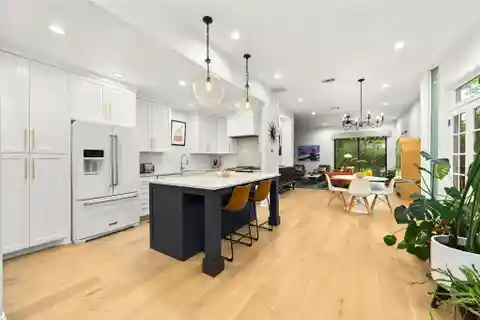 Gorgeous Jewel Box in a Boutique Community