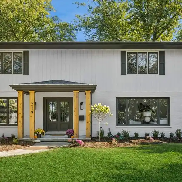 MODERN RENOVATION WITH QUARTZ ISLAND AND GOURMET KITCHEN