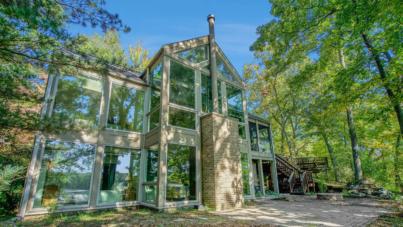 Spectacular Nine-acre Lake Retreat