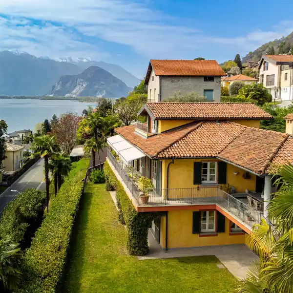 ELEGANT VILLA OVERLOOKING LAKE MAGGIORE