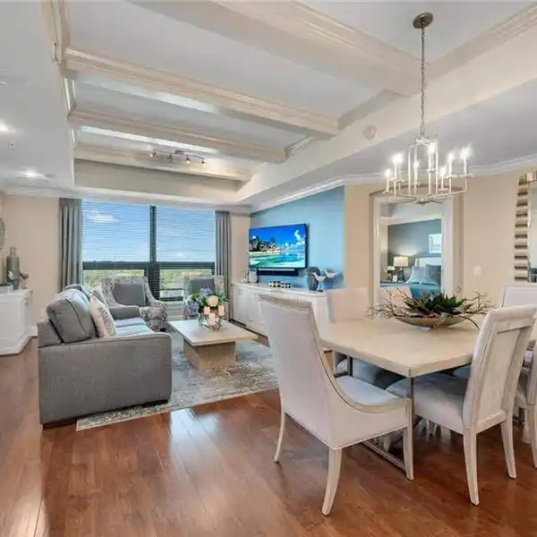 BEAUTIFUL RESIDENCE IN THE STRADA AT THE MERCATO