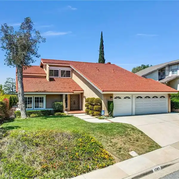 BEAUTIFULLY MAINTAINED HOME IN VIA VERDE