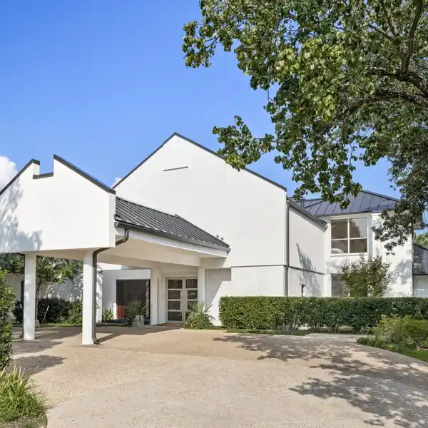 MODERN DALLAS ESTATE WITH PRIVATE TENNIS COURT
