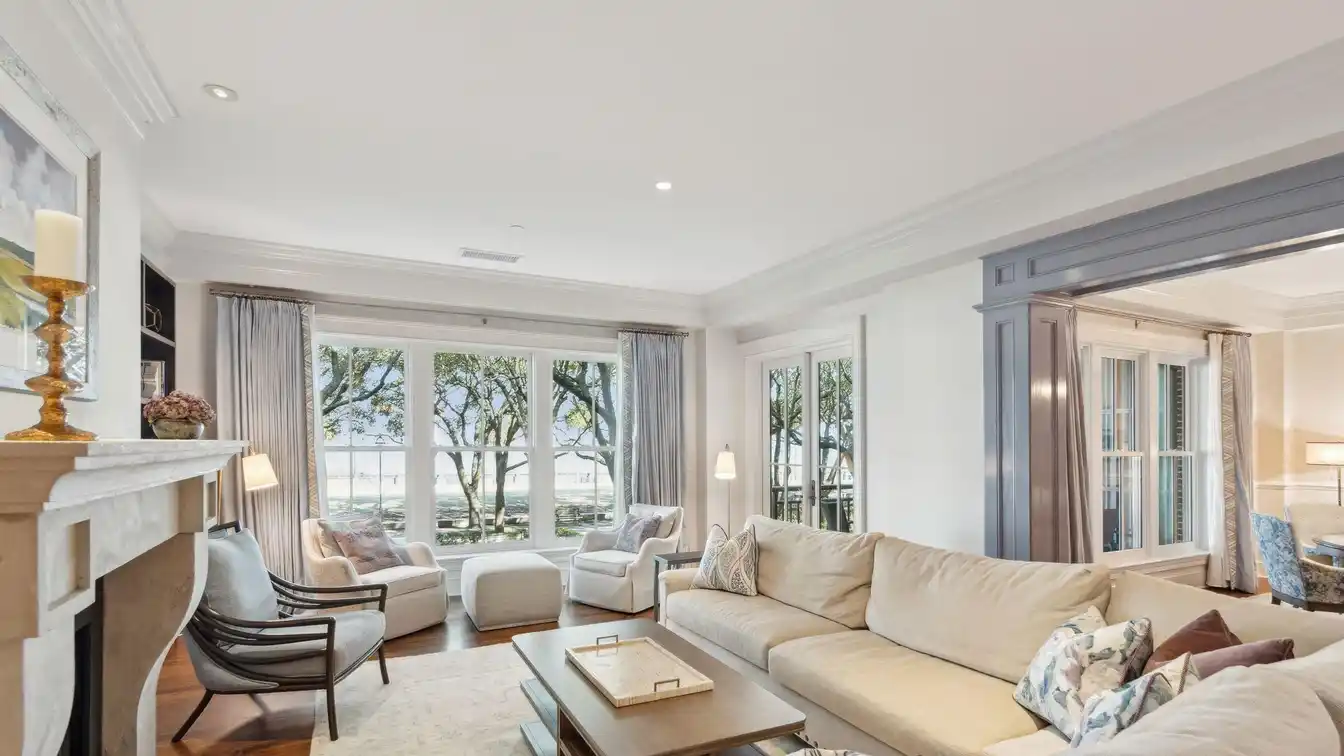 Desirable Waterfront Apartment in the Charming French Quarter