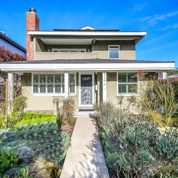 PRIME VENICE LOCATION WITH SPACIOUS OUTDOOR DECK