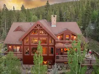 Mountain Charm and Comfort on a Spacious Private Lot