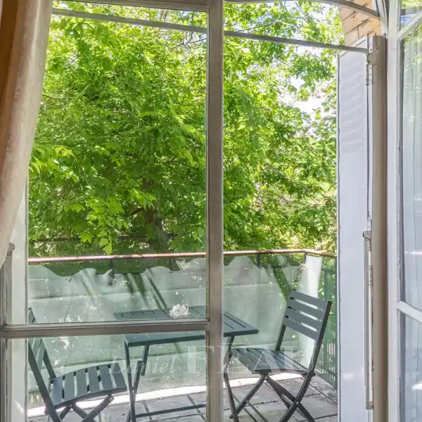 FINELY DETAILED APARTMENT WITH LEAFY SURROUNDS