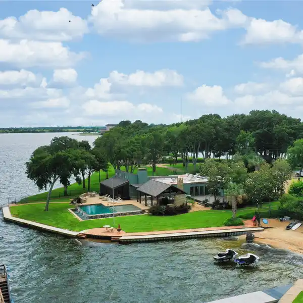 YOUR PRIVATE LAKEFRONT PARADISE AWAITS