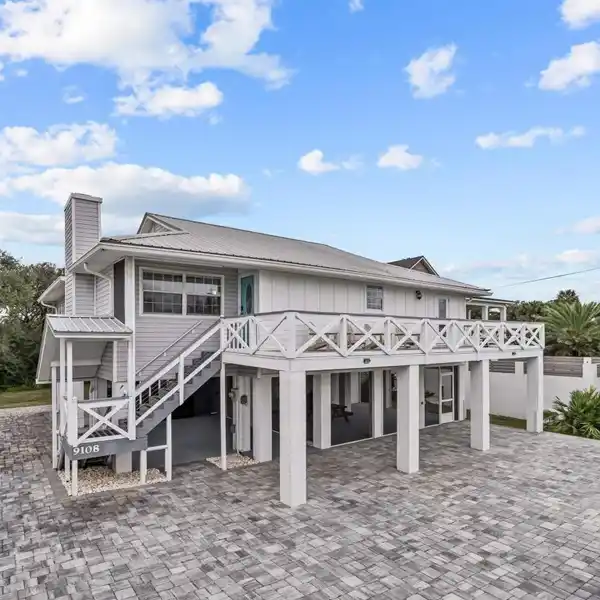 WONDERFUL ELEVATED ISLAND OASIS WITH LUXURY FEATURES THROUGHOUT