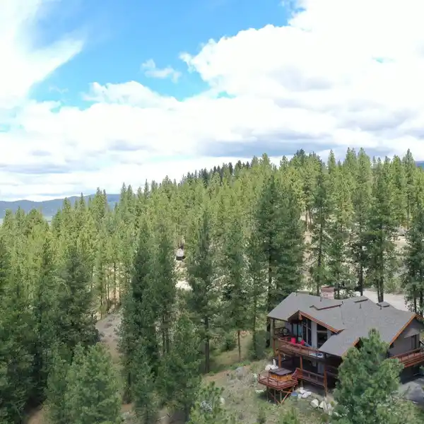 MOUNTAIN RETREAT BACKING TO THE NATIONAL FOREST