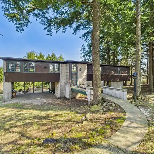 FRANK LLOYD WRIGHT-INSPIRED RETREAT ON 70 ACRES