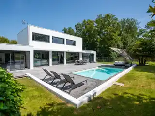 Contemporary Villa on the Edge of a Vineyard