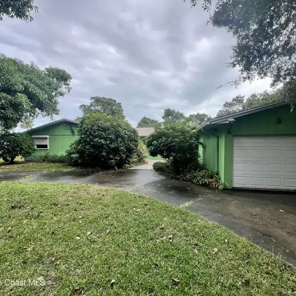 BEAUTIFUL RIVERFRONT PROPERTY IN MERRITT ISLAND