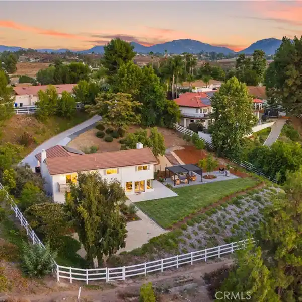 BEAUTIFULLY REMODELED MEADOWVIEW RETREAT WITH OWNED SOLAR