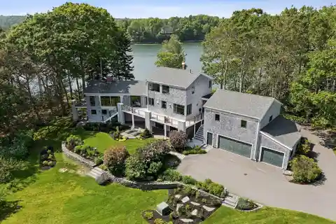 Contemporary Home Full of Updates