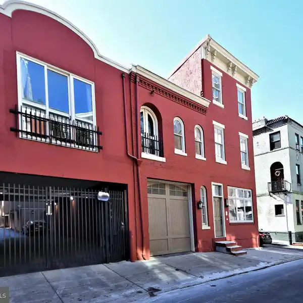 EXTRAORDINARY TOWNHOME IN RITTENHOUSE